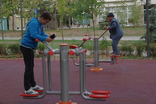 Aparatele de fitness în aer liber au mare căutare la suceveni de toate vârstele