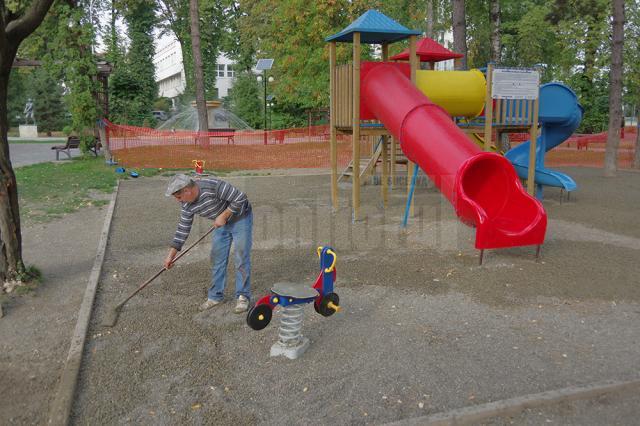 Primele locuri de joacă cu pardoseală elastică au început să fie amenajate de ieri