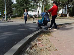 Cum se circulă pe trotuarele lăsate neterminate de Victor Construct, din lipsă de personal