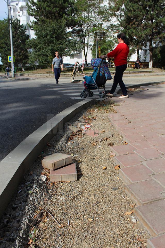 Cum se circulă pe trotuarele lăsate neterminate de Victor Construct, din lipsă de personal