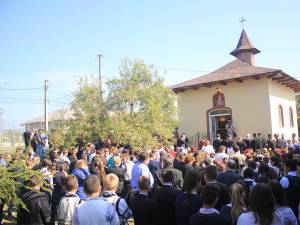 Sfinţirea paraclisului construit în curtea Şcolii Gimnaziale Bogdăneşti