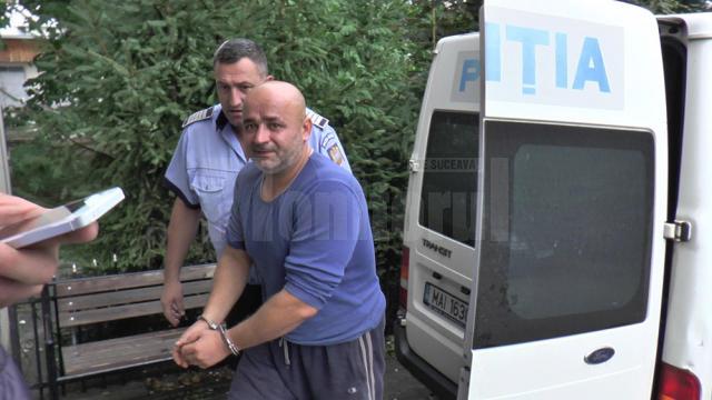 Florin Nicolaică, în vârstă de 39 de ani, din Rădăuţi, este acuzat că a incendiat  maşina unui poliţist