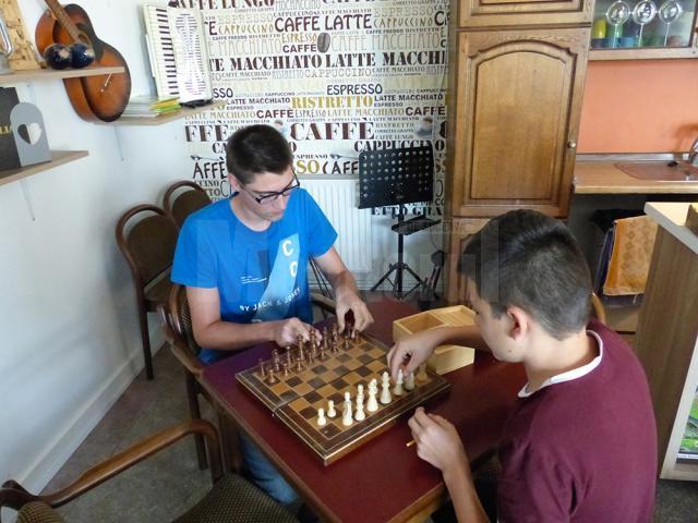Copiii şi adolescenţii pot juca şah