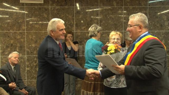 Fostul consilier local Cornel Caşu şi soţia sa Genoveva, felicitaţi de Ion Lungu la împlinirea a 50 de ani de căsătorie