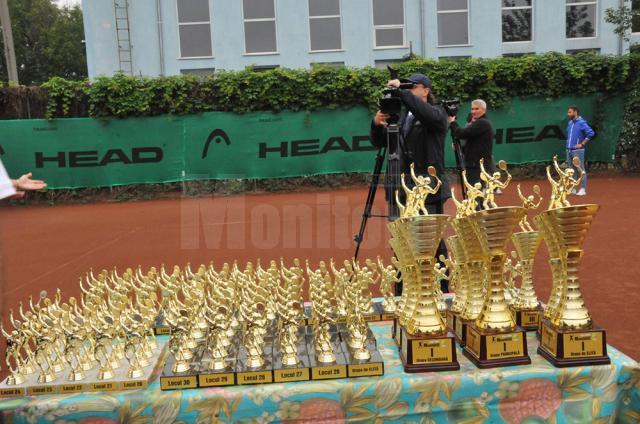 Cupele cu care au fost răsplătiţi participanţii la ediţia din acest an a Cupei Monitorul la tenis de câmp