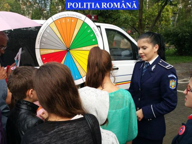 Poliţiştii au organizat pentru peste 300 de copii ateliere de lucru şi concursuri