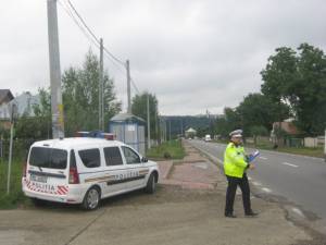 Poliţiştii au efectuat semnal de oprire unui autoturism care a fost înregistrat de aparatul radar cu viteza de 86 km/h în localitate
