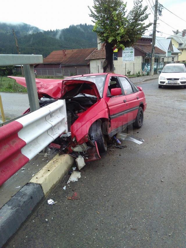 Accident cu trei răniţi, după ce o maşină s-a izbit într-un parapet