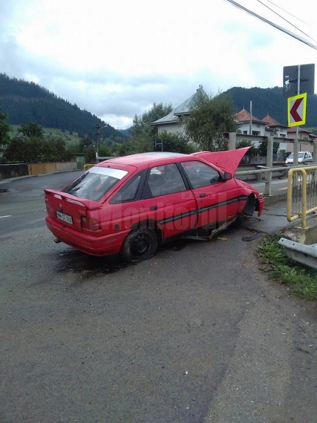 Accident cu trei răniţi, după ce o maşină s-a izbit într-un parapet