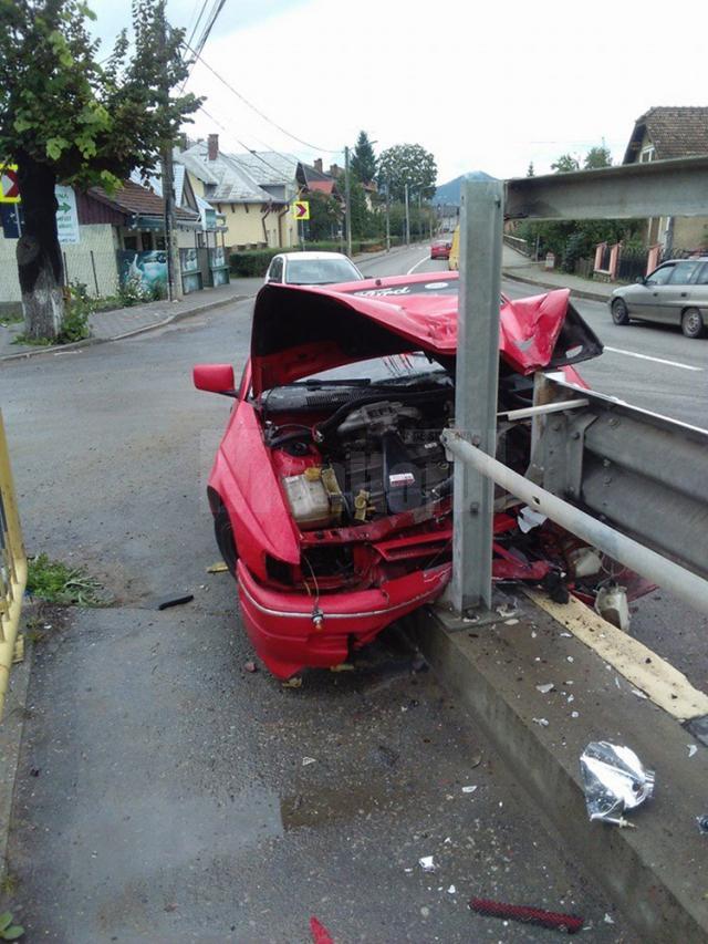 Accident cu trei răniţi, după ce o maşină s-a izbit într-un parapet