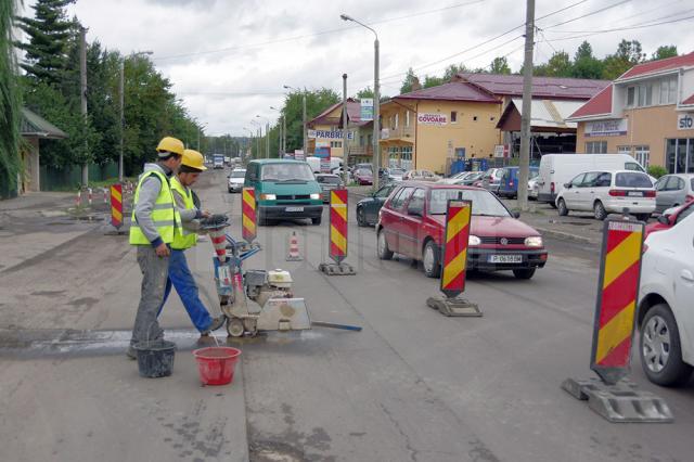 Lucrările de înlocuire a conductelor de apă - canalizare de pe Traian Vuia au început anemic şi foarte târziu