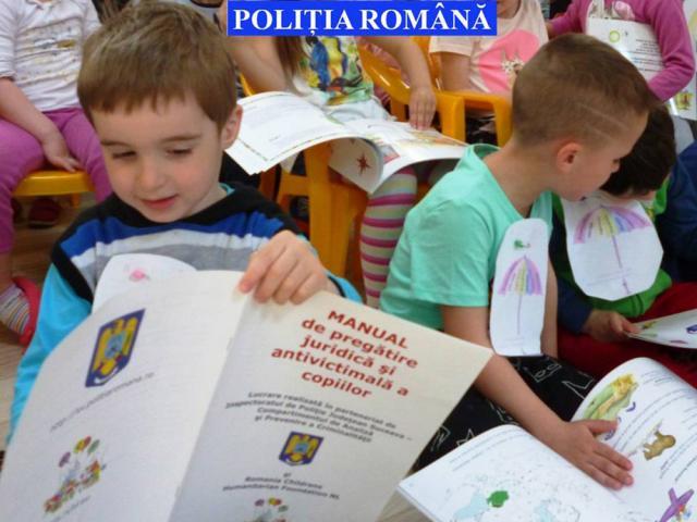 Activităţi preventive şi manuale distribuite copiilor de poliţiştii suceveni