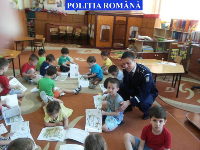 Activităţi preventive şi manuale distribuite copiilor de poliţiştii suceveni