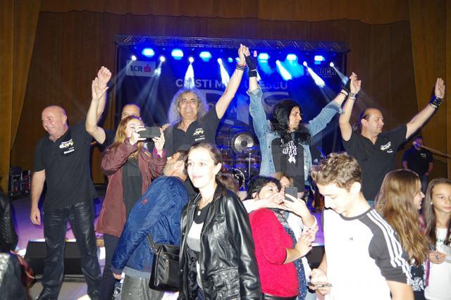Sală plină, public entuziast, atmosferă fantastică la concertul susţinut de Cristi Minculescu şi Iris la Suceava