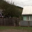 Casa în care s-a petrecut agresiunea, aflată în aceeaşi gospodărie cu cea cuprinsă de flăcări