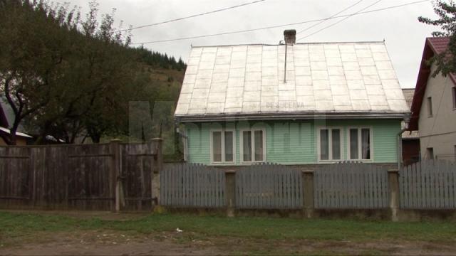 Casa în care s-a petrecut agresiunea, aflată în aceeaşi gospodărie cu cea cuprinsă de flăcări