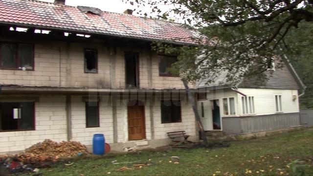 Etajul şi acoperişul casei au fost distruse în incendiu