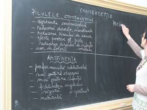 Elevii ar putea avea ca materie obligatorie la şcoală şi educaţia sexuală - Foto: www.opiniatimisoarei.ro