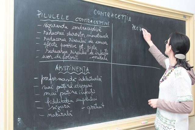 Elevii ar putea avea ca materie obligatorie la şcoală şi educaţia sexuală - Foto: www.opiniatimisoarei.ro