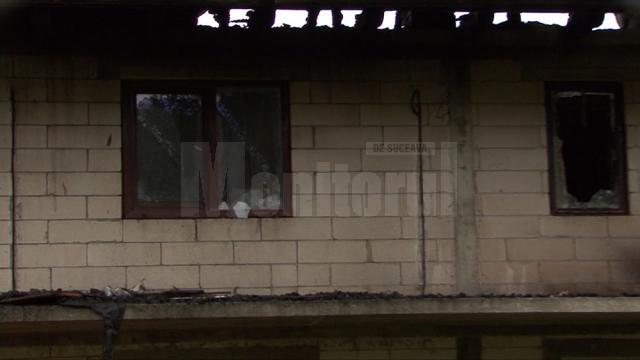 Incendiu provocat în gospodăria gemenelor înjunghiate de tată. Suspectul este încă liber