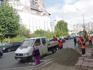 Mobilizare de forţe pentru refacerea trotuarelor din zona Catedralei de pe Mărăşeşti