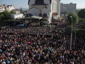 Peste 10.000 de credincioşi au participat la sfinţirea Catedralei Naşterea Domnului