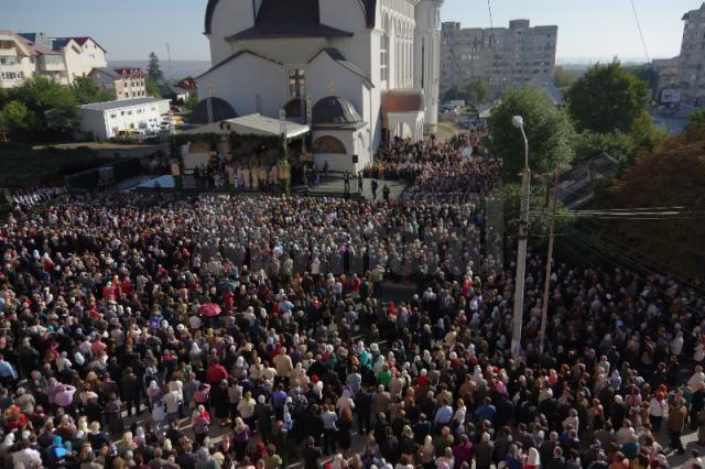 Peste 10.000 de credincioşi au participat la sfinţirea Catedralei Naşterea Domnului