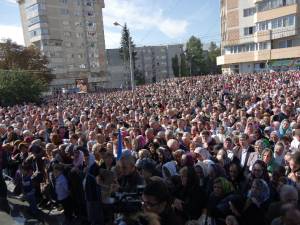Peste 10.000 de credincioşi au participat la sfinţirea Catedralei Naşterea Domnului