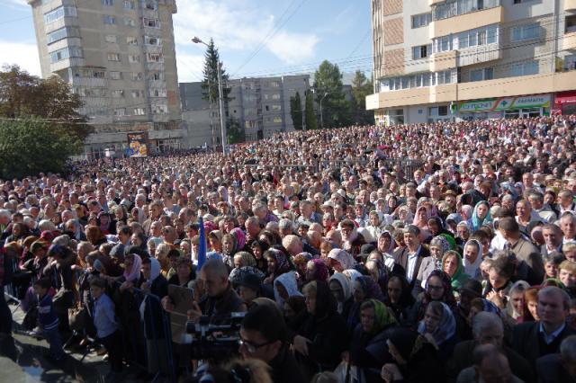 Peste 10.000 de credincioşi au participat la sfinţirea Catedralei Naşterea Domnului