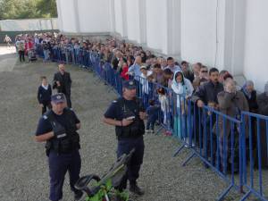Femei şi bărbaţi deopotrivă au trecut prin Sfântul Altar