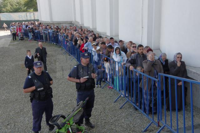 Femei şi bărbaţi deopotrivă au trecut prin Sfântul Altar