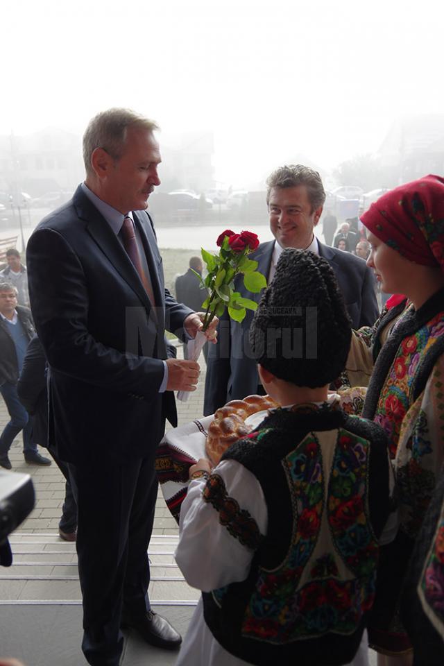 Liviu Dragnea a fost întâmpinat cu pâine şi sare şi cu un buchet de trei trandafiri