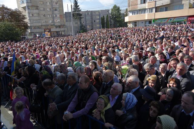 Peste 10.000 de credincioşi au asistat la târnosirea lăcaşului de rugăciune