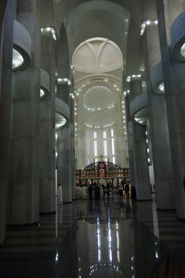 Peste 10.000 de credincioşi au participat la sfinţirea Catedralei Naşterea Domnului