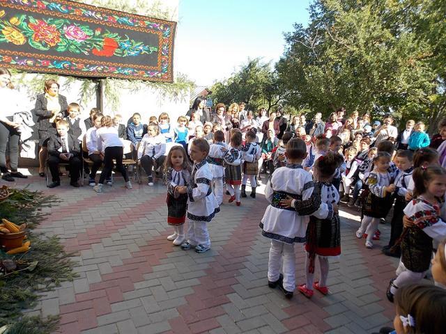 Preşcolarii, dar şi elevi ai Şcolii Nr. 3 Arbore au pregătit un program artistic, în curtea şcolii