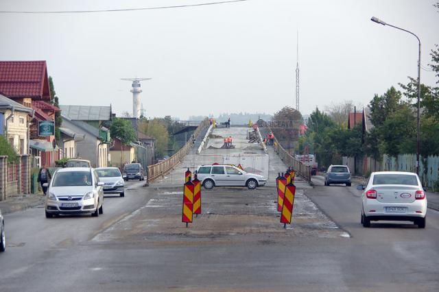 Circulaţia vehiculelor pe cele două bretele rutiere de sub pasarela CFR din cartierul Iţcani va fi închisă de la sfârşitul acestei săptămâni