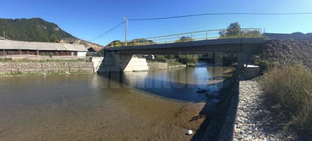 Noul pod de peste râul Moldova a fost finanţat de la bugetul local al comunei Pojorâta
