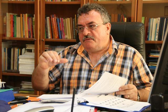 Dan Popescu, directorul Colegiului Naţional „Ştefan cel Mare” Suceava, este de părere că „în prezent, curricula este tot mai criticată de specialiştii în educaţie din toată lumea