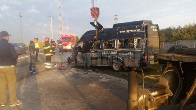 Un mort şi patru răniţi, după ce un microbuz a intrat într-o betonieră şi s-a răsturnat