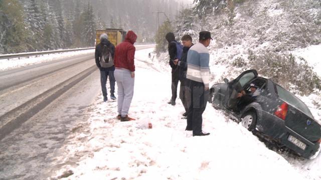 Pe mai multe drumuri din judeţ zăpada s-a aşternut într-un strat destul de consistent, iar multe maşini au derapat şi au ajuns în şanţuri