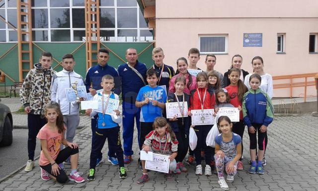 Atleţii clubului CSM Dorna Vatra Dornei, alături de antrenorul Cristian Prâsneac