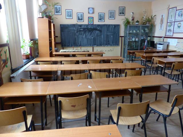 Peste 800 de elevi şi preşcolari din Moldoviţa, la mila vremii şi a E.ON-ului