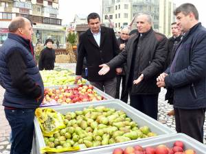 Printre cei care au vizitat standurile producătorilor s-au numărat Vasile Irinel Costan, Ioan Uţiu şi Cătălin Coman