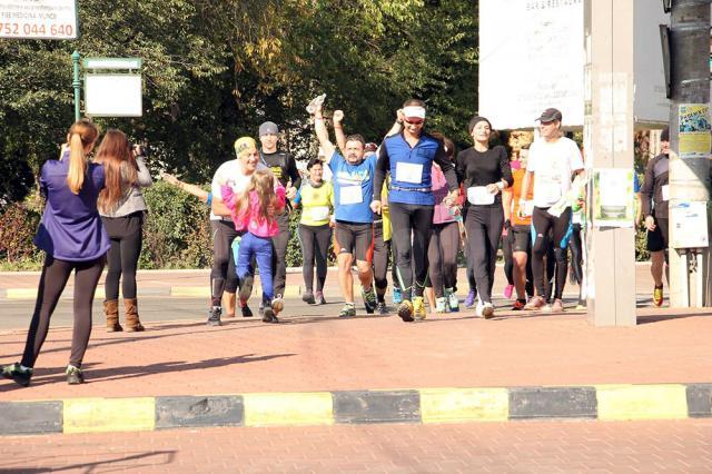 Peste 50 de tineri sportivi au alergat în ”Maratonul Cetăţilor” pentru ”Salvaţi Copiii”