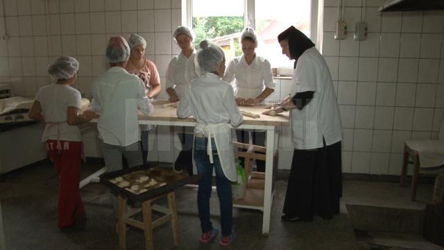 Dana, Cosmina, Vasilica, Andreea, Raluca şi Narcisa au învăţat de la maica Iustina să facă pâine împletită
