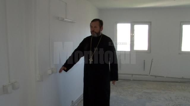 Două clădiri părăsite din Dolhasca, transformate de preotul Saftiuc în cămin pentru copii abandonaţi şi în spital