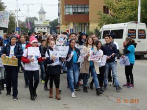 Peste 500 de elevi ai colegiului siretean au ieşit săptămâna trecută  în centrul orașului