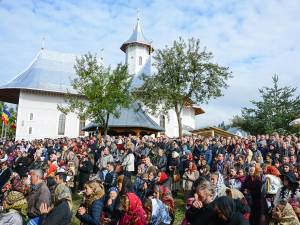 Cerul și pământul s-au unit la resfințirea bisericii din Moldovița