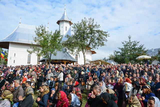 Cerul și pământul s-au unit la resfințirea bisericii din Moldovița