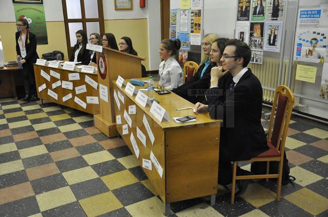 Liceenii de la Colegiul „Eudoxiu Hurmuzachi” şi-au ales reprezentanţii în Consiliul Şcolar